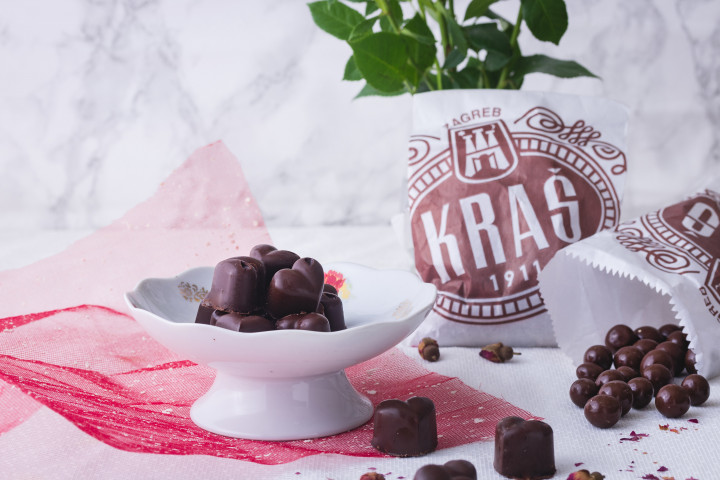 Praline u obliku srca punjene Kraševim čokoladnim dražejama