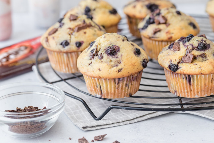 Muffini s komadićima čokolade i borovnicama
