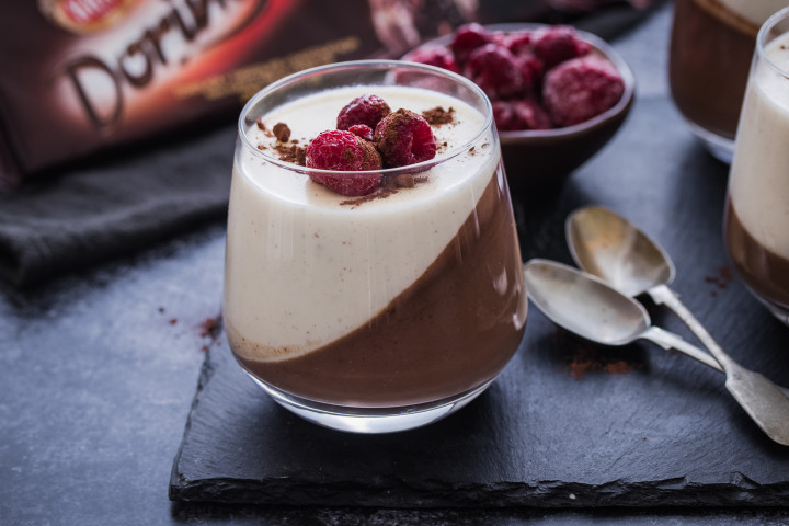 Dvobojna čokoladna panna cotta