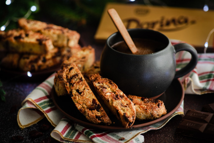 Biscotti s čokoladom, narančom, brusnicama i bademima