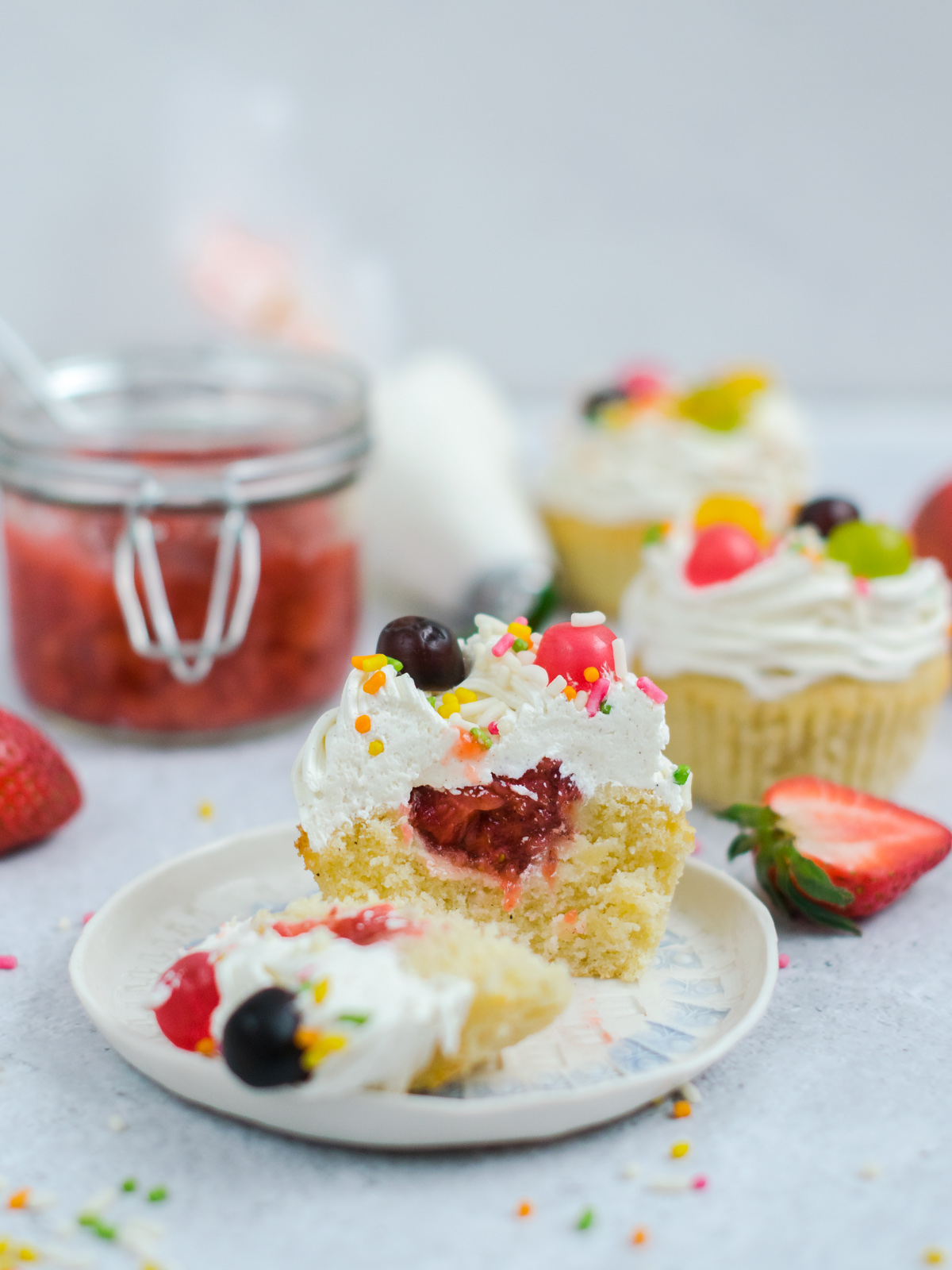 Cupcakes s jagodama i Ki-Ki čarobnim jajima Cupcakes s jagodama i Ki-Ki čarobnim jajima