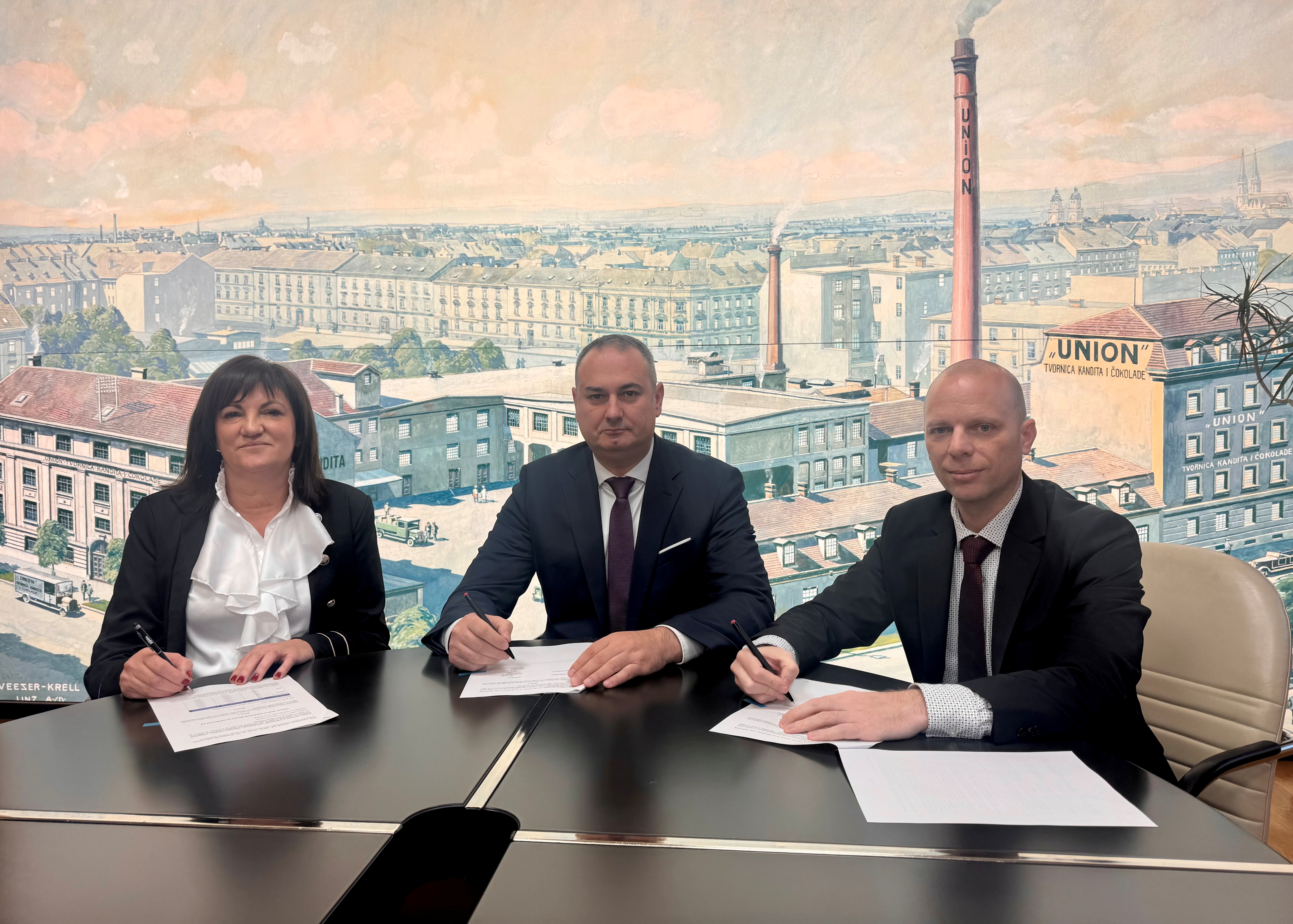 Marija Mustapić, glavna sindikalna povjerenica - Tomislav Bagić, predsjednik Uprave Kraša - Filip Mutić, član Uprave Kraša